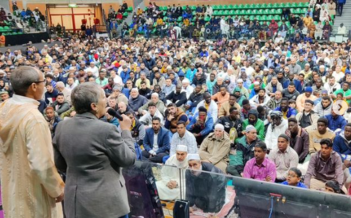 Ramadan, i credenti musulmani al palazzetto dello sport di Cuneo per la festa dell’Eid al-Fitr Ramadan, i credenti musulmani al palazzetto dello sport di Cuneo per la festa dell’Eid al-Fitr