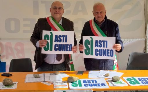Da sinistra, Banchio e Panero al presidio permanente pro Asti-Cuneo