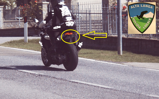 Sulla "Pedaggera" con targa contraffatta per sfuggire ai velox a bordo di potenti "due ruote"
