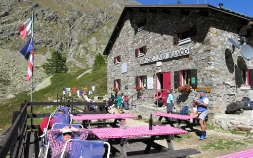In foto il rifugio Livio Bianco, per cui è aperto il bando per la futura gestione In foto il rifugio Livio Bianco, per cui è aperto il bando per la futura gestione