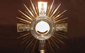 Alba, adorazione davanti al Santissimo Sacramento esposto nel Tempio San Paolo Alba, adorazione davanti al Santissimo Sacramento esposto nel Tempio San Paolo