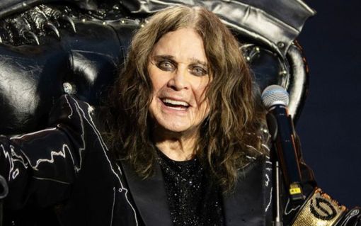 Ozzy sul trono di pipistrello al concerto di Birmingham Ozzy sul trono di pipistrello al concerto di Birmingham