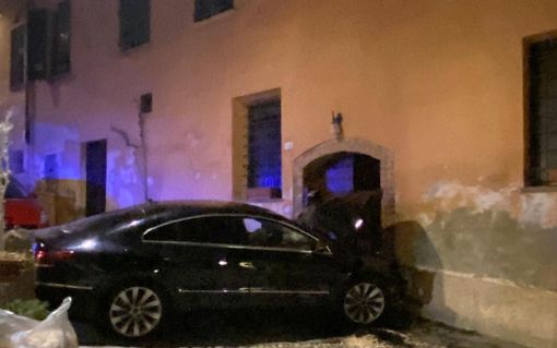 Saluzzo, auto si schianta contro una casa di via Muletti: grave la persona alla guida