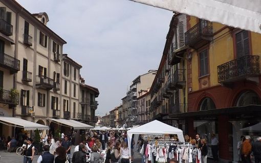 Saluzzo, Negozi in strada e occasioni in bancarella, edizione di fine estate Saluzzo, Negozi in strada e occasioni in bancarella, edizione di fine estate