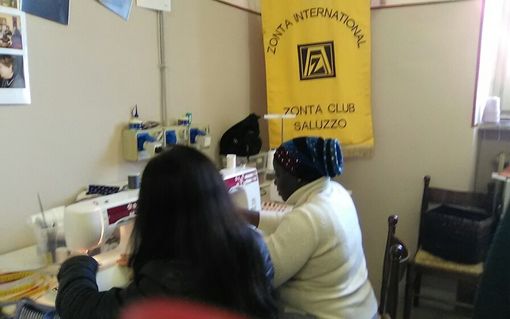 Saluzzo, la consegna della macchina da cucire Zonta alla associazione Penelope