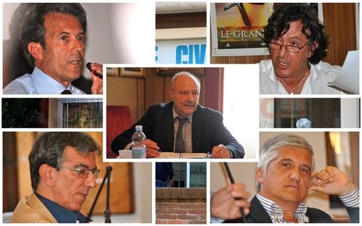 In alto a destra l'opposizione consiliare, in basso il sindaco Calderoni. Sullo sfondo, l'ospedale di Saluzzo