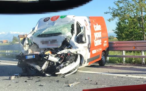 Scontro fra furgone e tir sull'autostrada Torino-Savona, all'altezza di Sant'Albano Stura