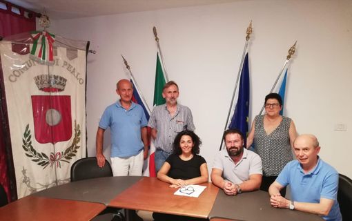 Nella foto Stefano Rubba con il sindaco Simona Rossotti e tutto lo staff del Comune di Perlo (il segretario Paolo Mariani, il ragioniere Filippo Nicolino, il responsabile ufficio tecnico Danilo Vassallo e l’impiegata Maria Grazia Gazzano) Nella foto Stefano Rubba con il sindaco Simona Rossotti e tutto lo staff del Comune di Perlo (il segretario Paolo Mariani, il ragioniere Filippo Nicolino, il responsabile ufficio tecnico Danilo Vassallo e l’impiegata Maria Grazia Gazzano)