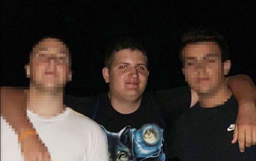 Andrea Borgogno, al centro nella foto. Aveva compiuto i 18 anni soltanto giovedì Andrea Borgogno, al centro nella foto. Aveva compiuto i 18 anni soltanto giovedì