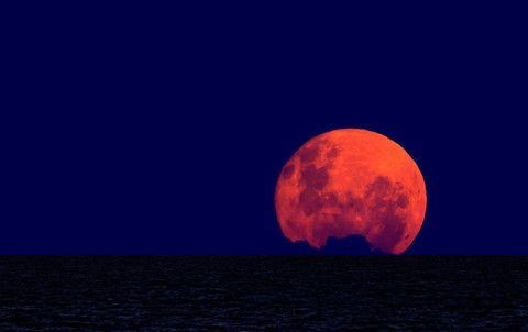 Eclissi totale in Italia, stasera attesa la 'luna rossa'