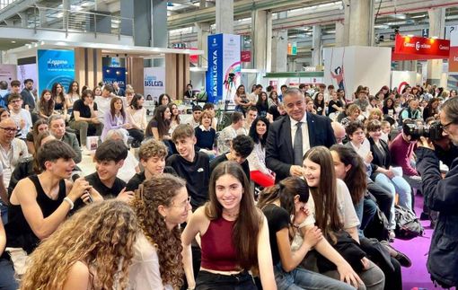 Vicepresidente del Consiglio regionale Franco Graglia con gli studenti