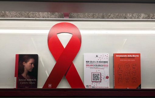 Giornata contro la violenza sulle donne: Dogliani si illumina di rosso per tutto novembre Giornata contro la violenza sulle donne: Dogliani si illumina di rosso per tutto novembre
