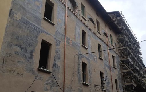Saluzzo, la facciata con la storia di Maguellone in via Maghelona