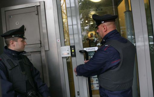 Clonazione bancomat: un appostamento in borghese ha permesso ai carabinieri di Alba di arrestare due persone