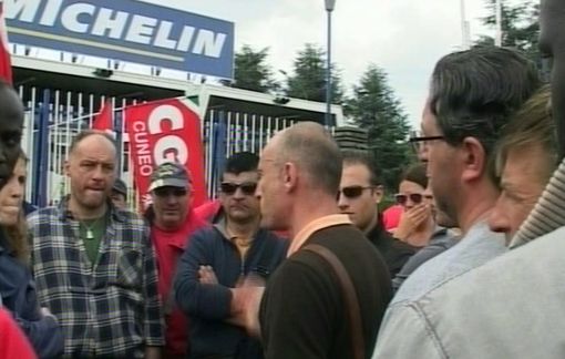 Mobilitazione dei lavoratori davanti ai cancelli Michelin di Cuneo (VIDEO)