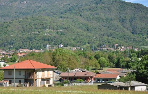 Alle spalle dell'abitazione in primo piano sorge la frazione Morena di Paesana