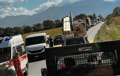 Perde il carico sulla provinciale, motociclista cade e finisce in ospedale Perde il carico sulla provinciale, motociclista cade e finisce in ospedale