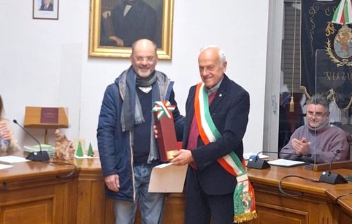 Il grazie di Verzuolo al vigile Valter Bertola, in pensione dopo 17 anni di servizio alla collettività Il grazie di Verzuolo al vigile Valter Bertola, in pensione dopo 17 anni di servizio alla collettività