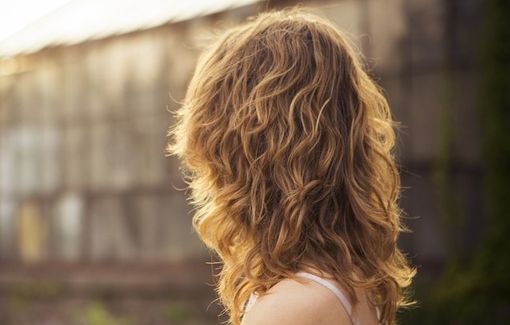 Capelli ricci per un'acconciatura sublime e glamour Capelli ricci per un'acconciatura sublime e glamour