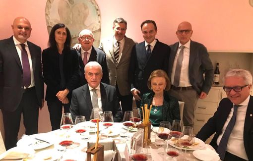 Maria Franca Ferrero, con la nuora Luisa Strumia, Bartolomeo Salomone ed Ettore Bologna della Fondazione Ferrero, il governatore Cirio e l'assessore regionale Icardi, il direttore dell'Asl Massimo Veglio, il presidente e il direttore della Fondazione Nuovo Ospedale Bruno Ceretto e Luciano Scalise Maria Franca Ferrero, con la nuora Luisa Strumia, Bartolomeo Salomone ed Ettore Bologna della Fondazione Ferrero, il governatore Cirio e l'assessore regionale Icardi, il direttore dell'Asl Massimo Veglio, il presidente e il direttore della Fondazione Nuovo Ospedale Bruno Ceretto e Luciano Scalise