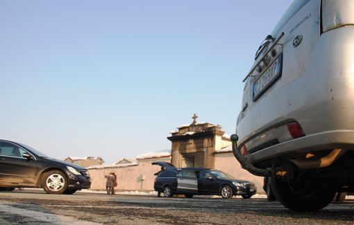Il piazzale antistante il cimitero di Revello