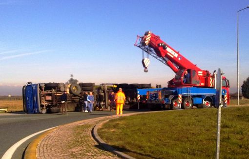 Il camion ribaltato (© targatocn.it)