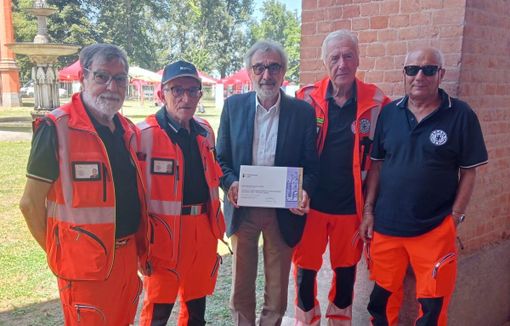 Il presidente Asava Roberto Giachino con una delegazione alla premiazione dei vincitori del bando Crt Il presidente Asava Roberto Giachino con una delegazione alla premiazione dei vincitori del bando Crt