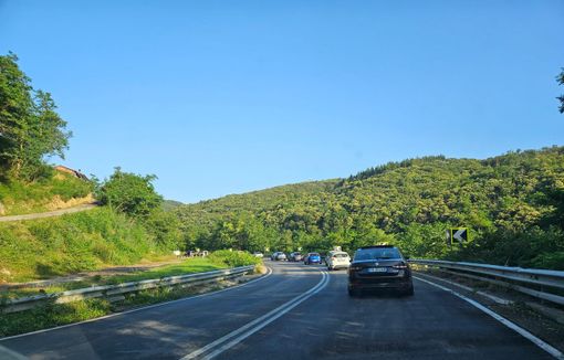 La lunga fila di auto sulla SS28