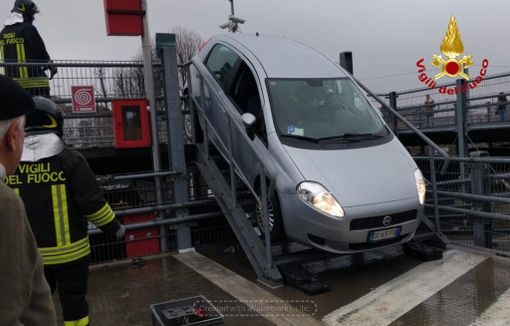 La vettura incastrata nella scalinata del parcheggio La vettura incastrata nella scalinata del parcheggio