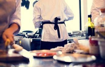 "Cerco chef né comunista né gay", bufera su post cuoco stellato