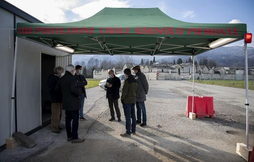 La postazione drive-in allestita a Bagnolo Piemonte - PH SCATTI DIEGO MURGIONI