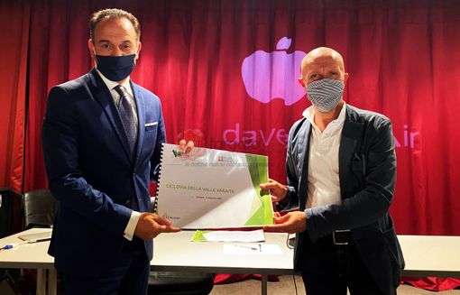Silvano Dovetta consegna ad Alberto Cirio il dossier sulla Ciclovia della Valle Varaita. Nelle altre immagini, la presentazione del progetto ieri sera a Venasca Silvano Dovetta consegna ad Alberto Cirio il dossier sulla Ciclovia della Valle Varaita. Nelle altre immagini, la presentazione del progetto ieri sera a Venasca