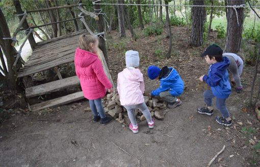 Serravalle Langhe, la scuola materna a lezione nel bosco