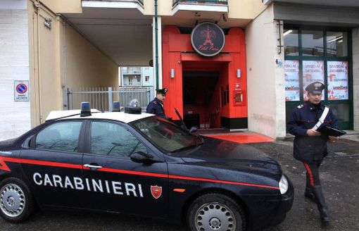 I carabinieri di fronte al "Petit Paris"