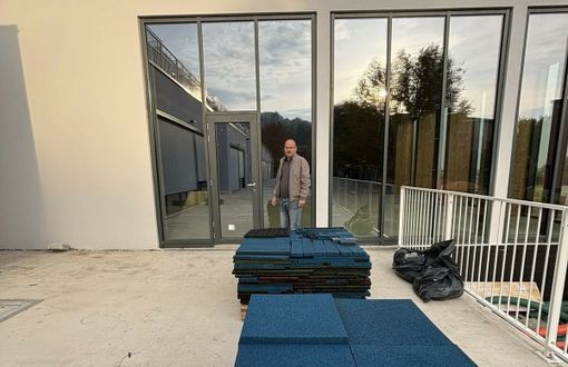 Il sindaco Fabrizio Nasi di fronte alla nuova palestra del polo scolastico di primarie e medie