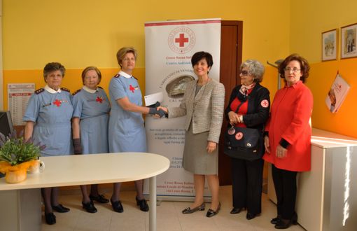 Al centro della foto l’Ispettrice delle I.I.V.V. CRI S.lla Turco e la Presidente I.I.W.  Gianna Ghiazza