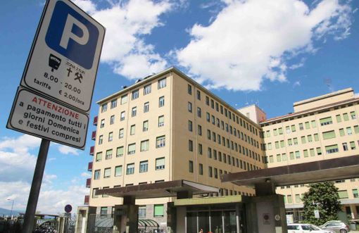 Il parcheggio di via Coppino davanti all'ingresso dell'Ospedale Santa Croce