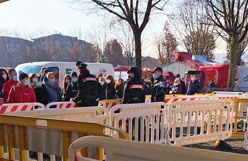 Sabato scorso, Carabinieri e Polizia locale sono intervenuti per placare gli animi tra gli utenti in coda all'hub vaccinale di Saluzzo