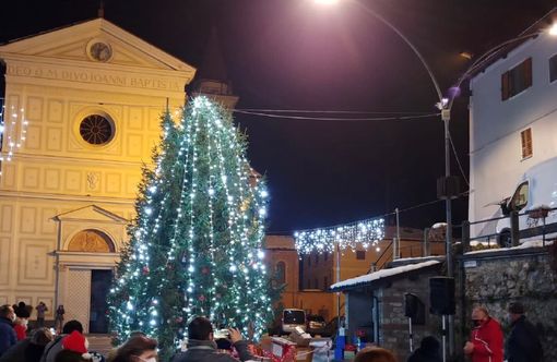 Farigliano ha festeggiato il patrono San Nicola con l'accensione dell'albero (FOTO) Farigliano ha festeggiato il patrono San Nicola con l'accensione dell'albero (FOTO)