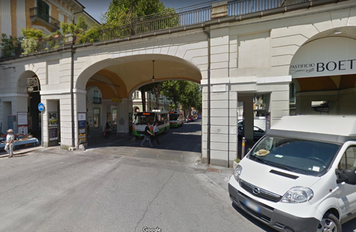 Lunghe code in corso Soleri: a Cuneo si prova a regolamentare il transito dei pedoni sotto l'arcata di piazza Galimberti
