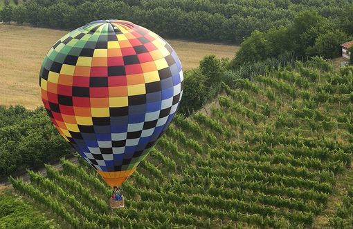 Hot-air balloon flights in Barolo for Collisioni Hot-air balloon flights in Barolo for Collisioni