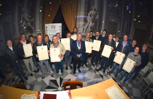 Il gran maestro dell'Ordine roerino Carlo Rista premia la Cantina Produttori di Govone e alla Enrico Serafino di Canale Il gran maestro dell'Ordine roerino Carlo Rista premia la Cantina Produttori di Govone e alla Enrico Serafino di Canale