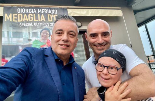 Tutta la gioia di Giorgia Meirano festeggiata in Comune a Cervere