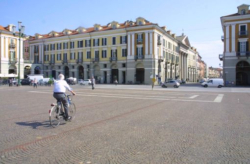 Piazza Galimberti in una giornata di sole