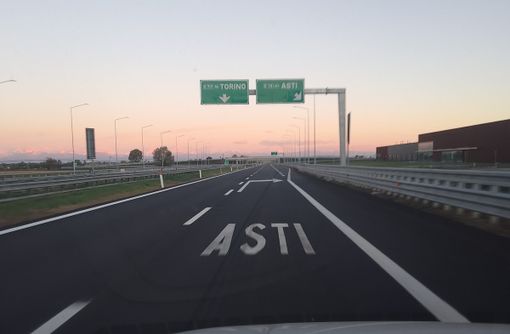 Autostrada Cuneo-Asti: "Mentre si dibatte sul nome, la cartellonistica è carente"