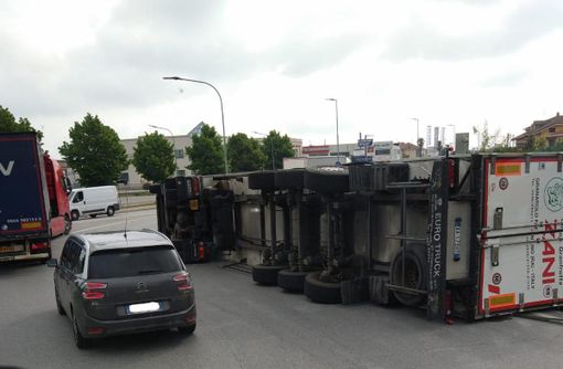 Incidente questa mattina a Roreto di Cherasco, autoarticolato si rovescia in una rotatoria Incidente questa mattina a Roreto di Cherasco, autoarticolato si rovescia in una rotatoria