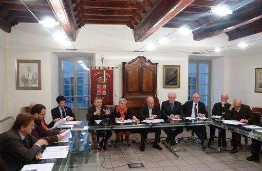 L'incontro sul "Tavolo delle Autonomie" ad Alba. Foto Gisella Divino (© targatocn.it)
