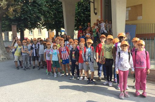 I bimbi della Scuola Primaria "Levi Montalcini" di Bra in una foto d'archivio
