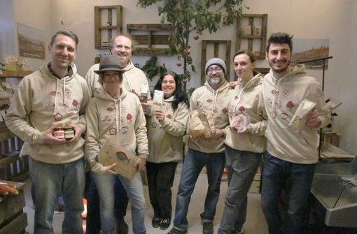 Alcuni dei titolari delle sei aziende di "Intrecci" con i loro prodotti di qualità