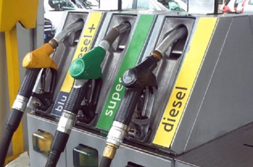 Benzina 'da record', in Italia le tasse più alte d’Europa: "Ma il Governo Meloni non doveva eliminarle?" Benzina 'da record', in Italia le tasse più alte d’Europa: "Ma il Governo Meloni non doveva eliminarle?"